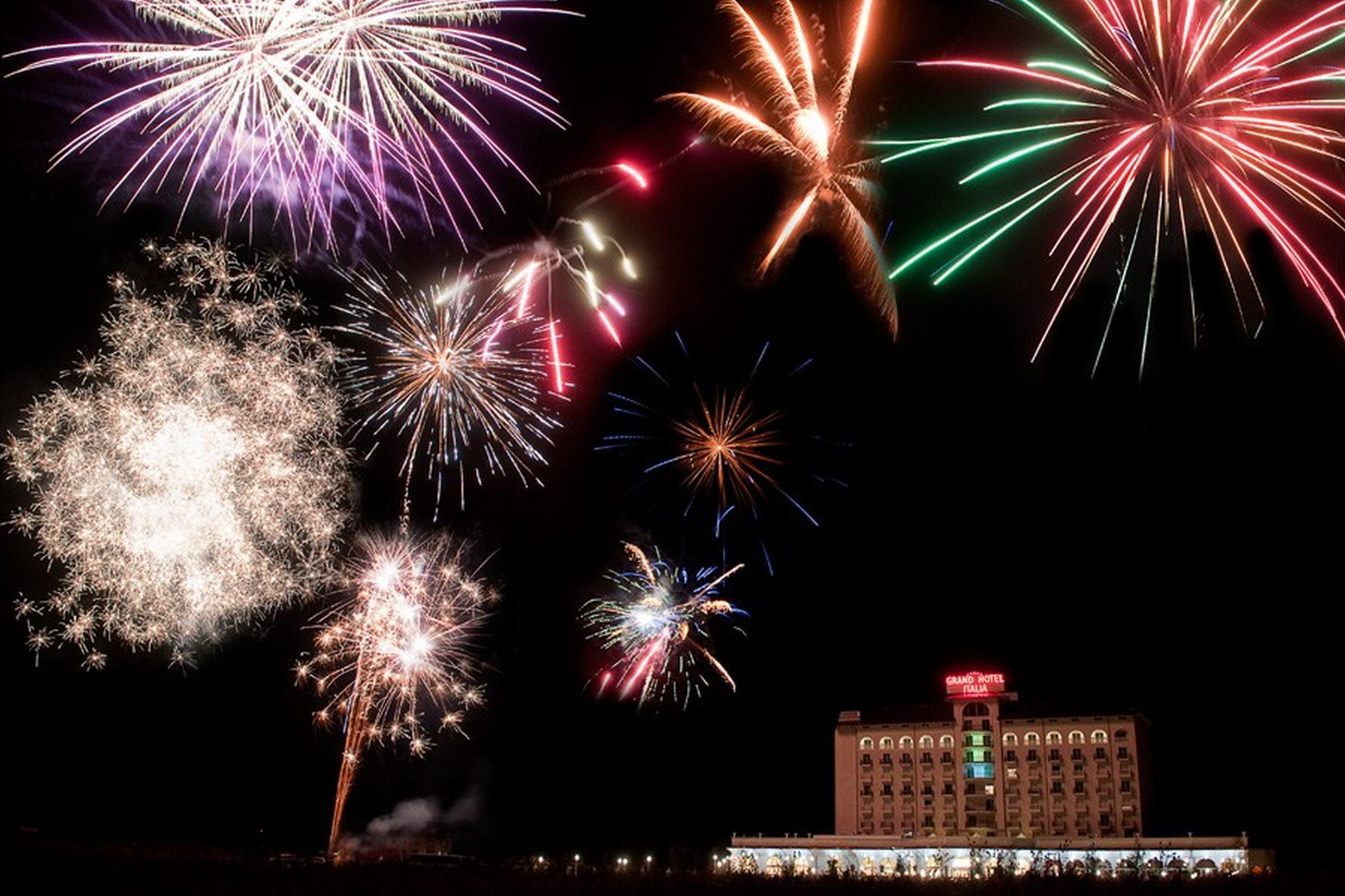 Grand Hotel Italia Клуж-Напока Екстер'єр фото Fireworks at the 2007 festival