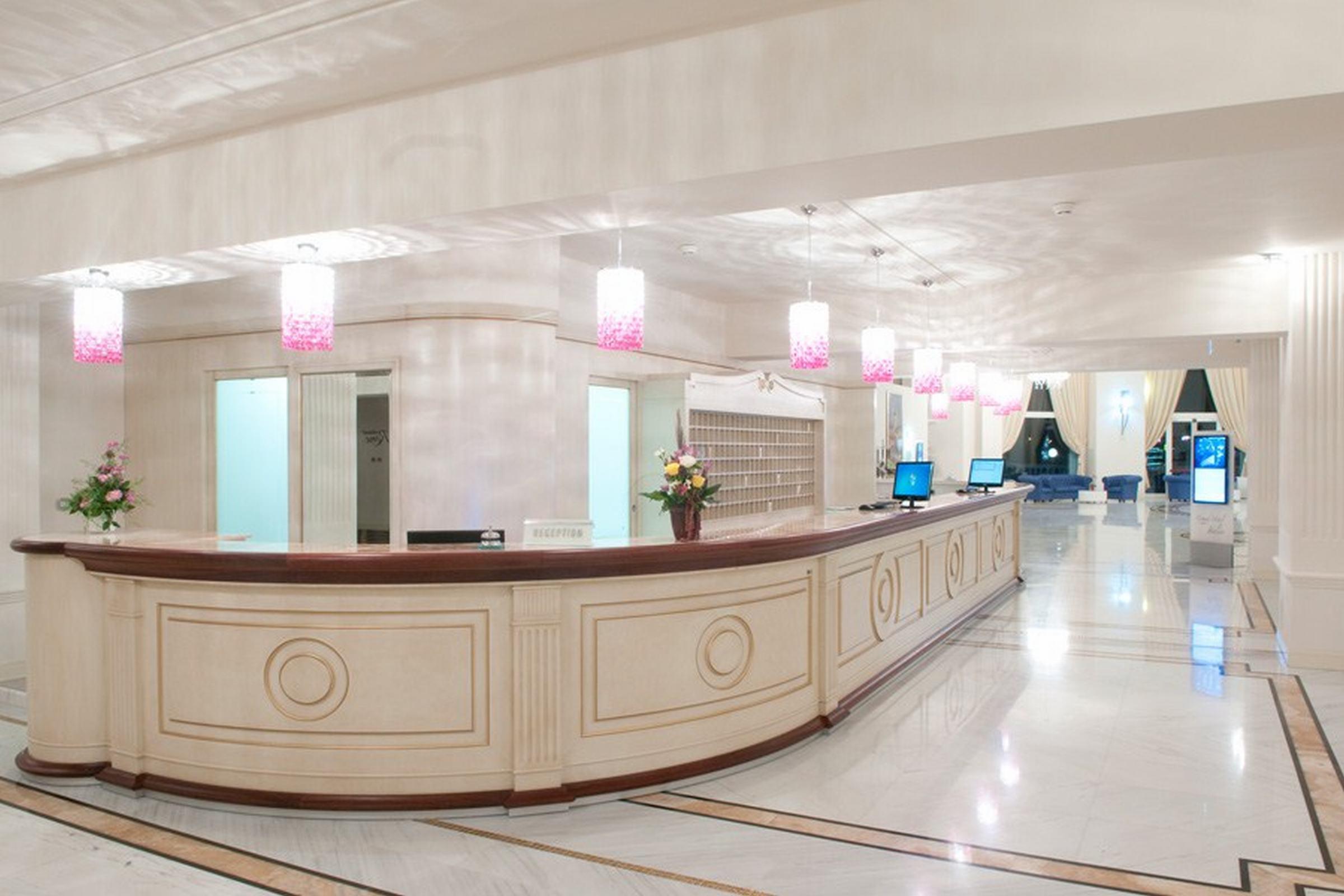 Grand Hotel Italia Клуж-Напока Екстер'єр фото Reception desk at a hotel
