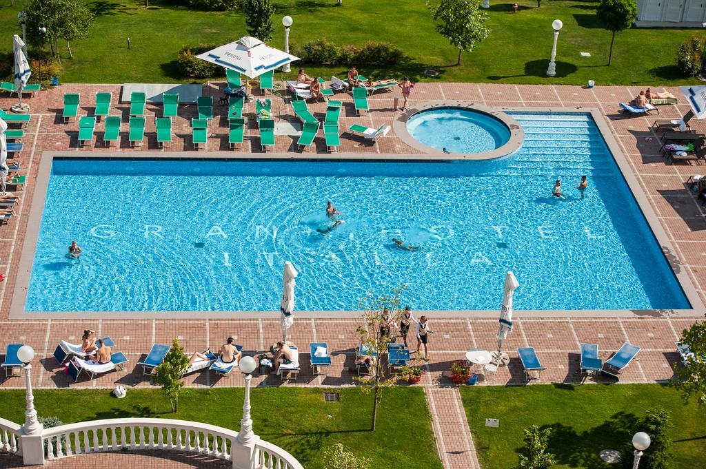 Grand Hotel Italia Клуж-Напока Екстер'єр фото The swimming pool at the hotel